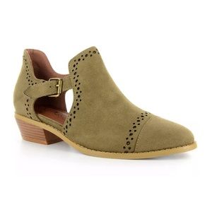Corkys Solo ankle booties. Sz 8